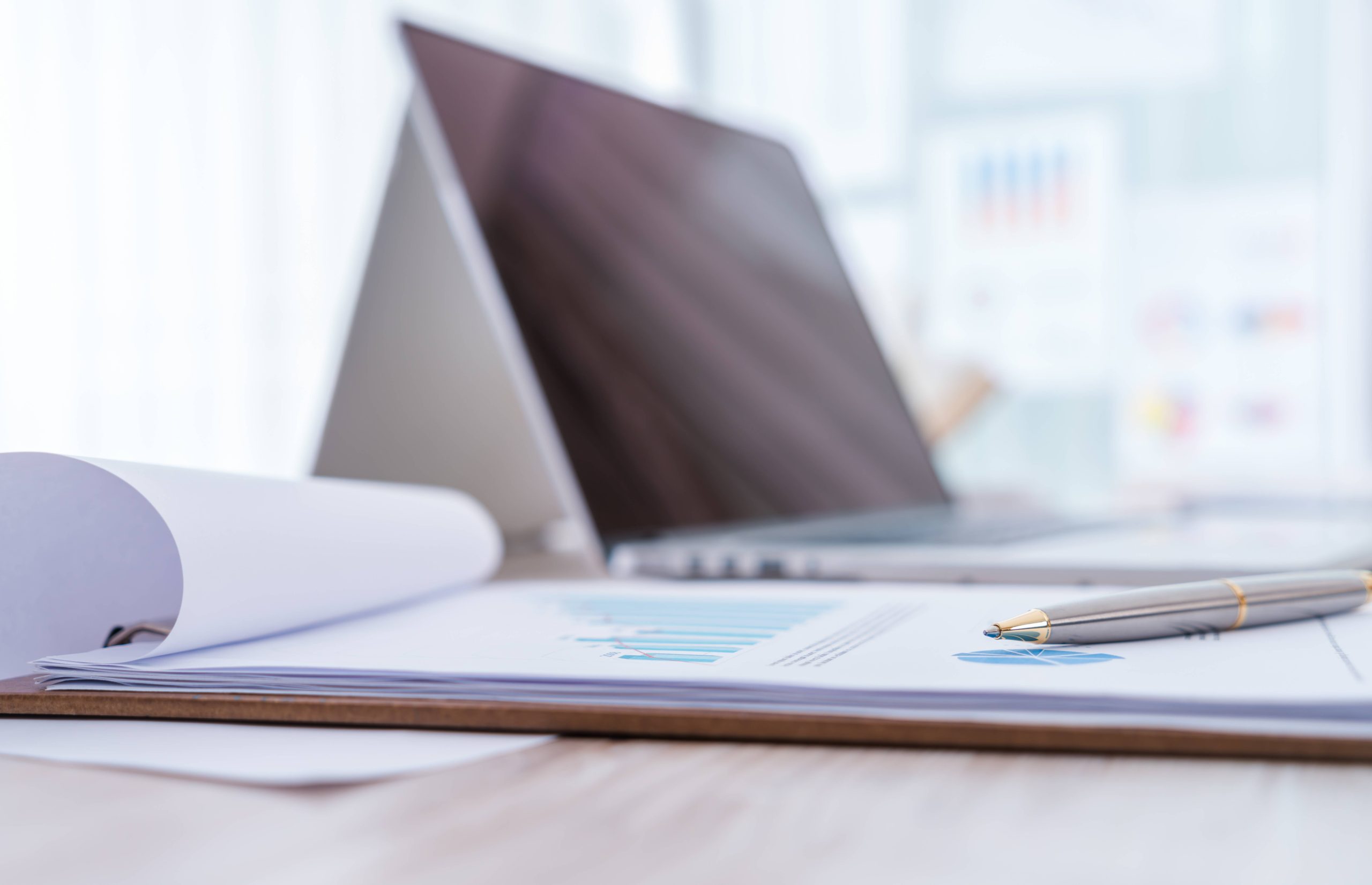 -table-with-laptop
